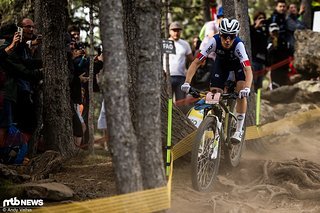Mit etwas Verzögerung schaffte auch Olympiasiegerin Pauline Ferrand-Prévot den Anschluss an Pieterse und Lill, verlor diesen aber unmittelbar darauf wieder.