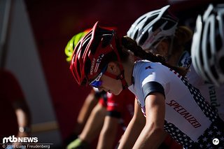 Kate Courtney konzentriert sich vor dem Startschuss