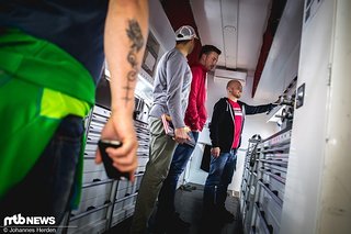 Leuchtende Augen: Mittendrin im Heiligtum, dem Race- und Service-Truck