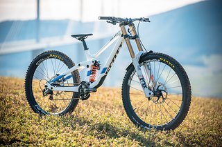 Das Scott Gambler rollt 2021 auf Race Face-Laufrädern und bremst und schaltet mit Shimano-Komponenten. Das Scott Gambler rollt 2021 auf Race Face-Laufrädern und bremst und schaltet mit Shimano-Komponenten.