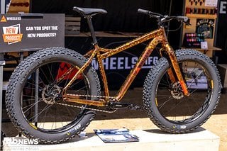 Am Wheels MfG Stand gab es ein sehr farbenfrohes Fatbike zu sehen. Mehr Infos haben wir allerdings nicht.