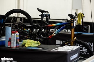 Das Saracen-Team geht wieder auf dem sehr auffällig lackierten Myst-Rahmen an den Start