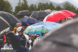 Regenschirme wohin das Auge auch reicht.
