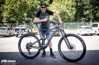 Beide Bikes wurden von Nico Vouilloz entwickelt und basieren auf dem gleichen Rahmen mit Dämpfern mit unterschiedlicher Einbaulänge Beide Bikes wurden von Nico Vouilloz entwickelt und basieren auf dem gleichen Rahmen mit Dämpfern mit unterschiedlicher Einbaulänge