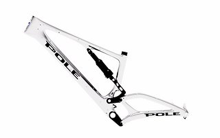 Für ein Trailbike fällt die Geometrie des Pole Bushmaster definitiv extrem aus