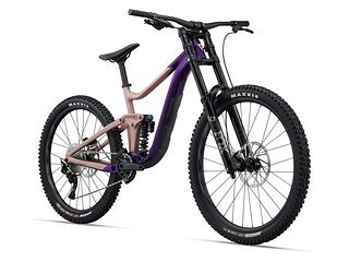 Für den Park: das Giant Reign SX – 165 mm Federweg am Maestro-Heck, Doppelbrücke mit 190 mm Federweg vorne und Mullet-Bereifung. Für den Park: das Giant Reign SX – 165 mm Federweg am Maestro-Heck, Doppelbrücke mit 190 mm Federweg vorne und Mullet-Bereifung.
