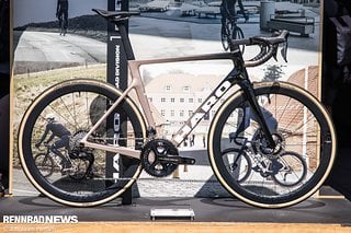 Das hier gezeigte Haro Rivette Carbon Rennrad ist für einen Preis von 8.000 $ erhältlich.