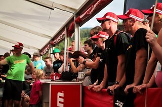 Gespanntes Publikum - stilecht mit Sram-Caps ausgestattet