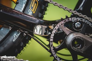 Metallplatte als Kettenschutz an der Kettenstrebe