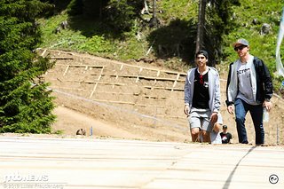 Aaron Gwin und sein Teamkollege Angel Suarez beim Spaziergang in der Sonne