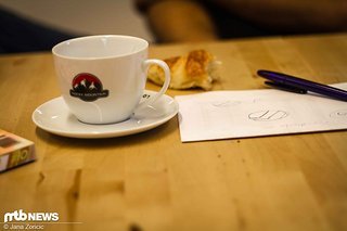 Dennis lud zu Kaffee und Croissant Dennis lud zu Kaffee und Croissant