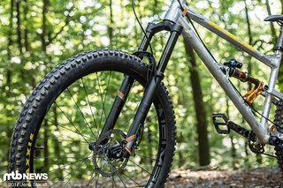 Die schwarze Forke mit dem auffälligen Casting bietet 160 mm Federweg, lässt sich vielseitig abstimmen und liegt mit einem Preis von 1049 € im preiswerten Bereich unseres 29" Enduro-Federgabel-Vergleichstests.