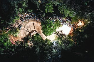 In der Toboga steppt der Bär: DJ und Party-Crowd heizen sich gegenseitig und den Fahrerinnen und Fahrern im Besonderen ein