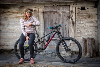Beide fahren das Bike in Rahmengröße L, im Vergleich zum Enduro-Bike Range ist der Reach um fast 30 mm länger.