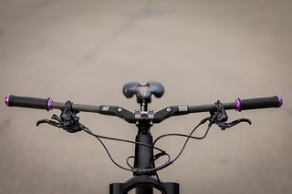 Ein besonderes Detail am Bike ist sicherlich der Fasst Company Flexx Enduro Lenker Ein besonderes Detail am Bike ist sicherlich der Fasst Company Flexx Enduro Lenker