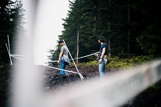 Die Strecken werden zunächst einmal zu Fuß besichtigt.