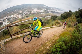 Die Testrunde beginnt mit einer steilen Rampe aus dem Tal hinaus Die Testrunde beginnt mit einer steilen Rampe aus dem Tal hinaus