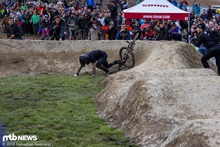 Barry Nobles stürzt im Finale ...