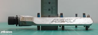 Zum schmalen Pedalkörper addieren die Pins einiges hinzu