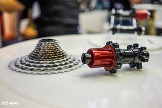 Der Shimano HG Freilauf wandert etwas nach innen, um für das zusätzliche kleine Ritzel der 13-fach Kassette Platz zu machen