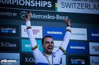 Da ist das Ding! Nino Schurter hielt dem ernomen Druck stand und sicherte sich den siebten WM-Titel