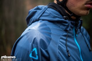 Das verstärkte Material an den Schultern und Unterarmen soll die Jacke im Sturzfall vor Beschädigung schützen. Das verstärkte Material an den Schultern und Unterarmen soll die Jacke im Sturzfall vor Beschädigung schützen.