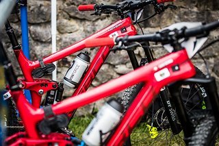 Zwei hübsche rote Raketen haben wir uns dieses Jahr aufgebaut. Auf dem Norco Range 29 fühlen wir uns wohl