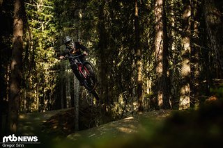 Vor allem auf schnellen und eher flachen Strecken hatten wir mit dem Commençal Supreme DH 29 ziemlich viel Spaß Vor allem auf schnellen und eher flachen Strecken hatten wir mit dem Commençal Supreme DH 29 ziemlich viel Spaß