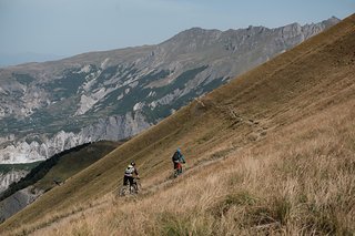 Beginn der Abfahrt auf den von der EU finanzierten Trails. Beginn der Abfahrt auf den von der EU finanzierten Trails.