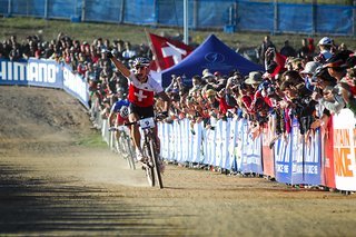 2009 rückte Schurter erstmalig ins Rampenlicht der Szene als er völlig überraschend den damaligen Superstar Julien Absalon bei den Weltmeisterschaften in Canberra enttrohnte.