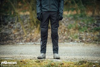 Die ION Softshell Pants Shelter ist aus flexiblem 4-Way-Stretch-Material gefertigt und in den Farben Schwarz und Petrolgrün erhältlich. Die ION Softshell Pants Shelter ist aus flexiblem 4-Way-Stretch-Material gefertigt und in den Farben Schwarz und Petrolgrün erhältlich.