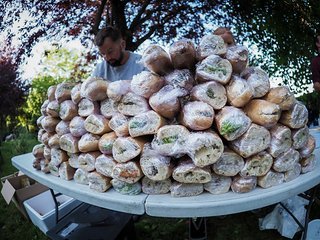 Die Tage sind lang bei der Trans Provence. Daher erhält jeder Starter je einen Baguette-Berg. Die Tage sind lang bei der Trans Provence. Daher erhält jeder Starter je einen Baguette-Berg.