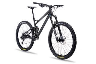 Das Banshee Titan kommt in ähnlichem Look wie das Rune V3, das Frameset kostet ebenfalls 2.299 € mit Dämpfer und Zubehör