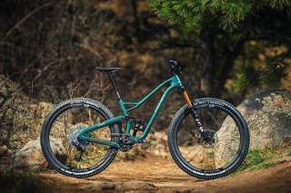 Das neue Niner Jet 9 RDO Trailbike rollt auf 29"-Laufrädern und verfügt über 120 mm Federweg am Heck sowie 130 mm an der Front. Das neue Niner Jet 9 RDO Trailbike rollt auf 29"-Laufrädern und verfügt über 120 mm Federweg am Heck sowie 130 mm an der Front.