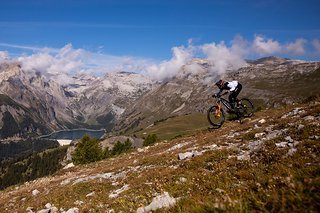 Stage 1: „Kaltstart“ beginnt mit einem Sprint über Alpwiesen, bevor es in den Bikepark übergeht.