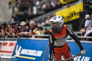 Ohne Helm sieht Dane Jewett aus wie ein sehr liebes, zurückhaltendes Kind, der jeden Nachmittag gewissenhaft seine Hausaufgaben macht und sich am Wochenende einen kleinen Zuschuss zum Taschengeld verdient, indem er Zeitungen austrägt