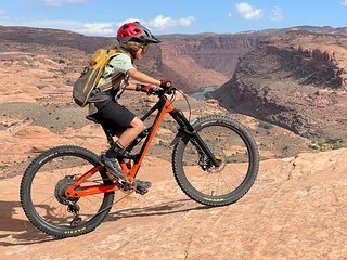 Mit dem Tiny Rock geht es offenbar auch über große Felsen: Action in Utah. Mit dem Tiny Rock geht es offenbar auch über große Felsen: Action in Utah.