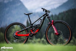 Für ihr letztes hochrangiges Enduro-Rennen hat Isabeau Courdurier einen nigelnagelneuen Lapierre Spicy-Rahmen aufgebaut bekommen.