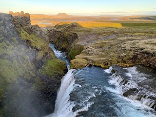 Wasserfall bei Hólaskjól in der Abendsonne Wasserfall bei Hólaskjól in der Abendsonne