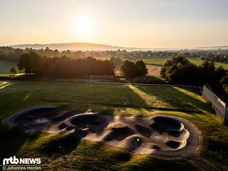 Der Pumptrack in Lemgo/NRW wurde im vergangenen Jahr eröffnet und bietet neben schnellen Runden auch zahlreiche Variationen und Richtungswechsel. Der Pumptrack in Lemgo/NRW wurde im vergangenen Jahr eröffnet und bietet neben schnellen Runden auch zahlreiche Variationen und Richtungswechsel.