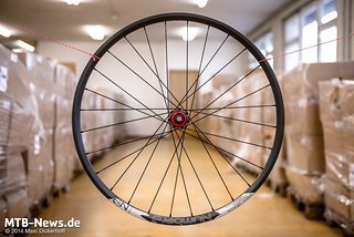 Schlicht und schön: unidirektionales Carbon unter Klarlack, dezente Decals und ein rot eloxierter Freilaufkörper am ar30 Carbon-Laufrad von numbr3 Schlicht und schön: unidirektionales Carbon unter Klarlack, dezente Decals und ein rot eloxierter Freilaufkörper am ar30 Carbon-Laufrad von numbr3