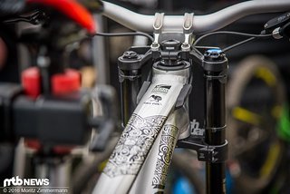 Rémis Teamkollege, der Neuseeländer George Brannigan, fährt hingegen auf einer Kiwi-Variante desselben Bikes Rémis Teamkollege, der Neuseeländer George Brannigan, fährt hingegen auf einer Kiwi-Variante desselben Bikes