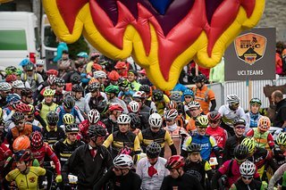 Start zu ersten Etappe des Perskindol Swiss Epics 2017 - mittendrin: Tobi und Gabi.