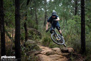 Im Downhill-Modus ist das Canyon Strive CF 9.0 Team eine richtige Spaßmaschine, die sich leicht herumwerfen lässt und zur aktiven Linienwahl einlädt.