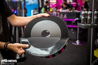Neben der von Muc-Off beworbenen Funktion könnte sich der Bremsscheibenschutz unserer Meinung nach ebenfalls gut als Transportschutz eignen. Neben der von Muc-Off beworbenen Funktion könnte sich der Bremsscheibenschutz unserer Meinung nach ebenfalls gut als Transportschutz eignen.