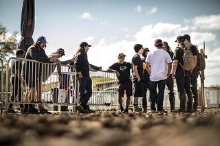 Fahrer und Schaufelbuddies bei der Besprechung
