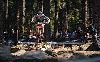 Ab durch den Rockgarden, meine Lieblingsstelle des Rennens in Nove Meso Ab durch den Rockgarden, meine Lieblingsstelle des Rennens in Nove Meso