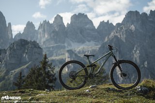 Das Privateer 141 ist ein mehr als solides Bike, das mit einer stimmigen Ausstattung, einer sehr modernen Geometrie, einigen sehr praxisfreundlichen Lösungen und einem heißen Preis punktet. Ein ehrliches Rad ohne viel Schnickschnack eben
