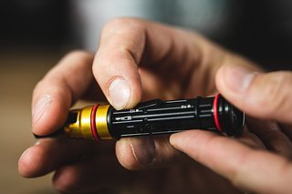 Der Sicherungs-O-Ring wird zur Seite geschoben, dann kann der Bit mit einem Druck auf die dünnere Seite entnommen werden.
