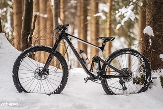 Sieht ungewöhnlich aus für ein XC-Bike: Mit komplett abgesenkter Eightpins Sattelstütze kann man sich gut vorstellen, dass im Ghost Lector FS irgendwo auch ein Trail-Bike steckt.